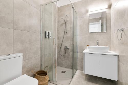 Nea PaphosにあるNew Olive Nest + Sauna & Poolのシャワー、トイレ、洗面台を備えたバスルーム