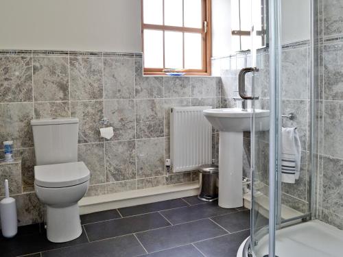 Bilik mandi di Llanlliwe Cottage