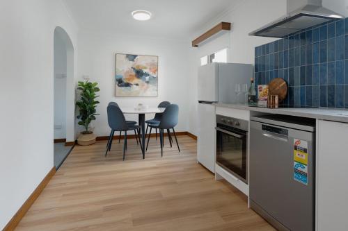 una cucina con un tavolo e sedie in una stanza di Central Cosy Townhouse and Parking a Launceston
