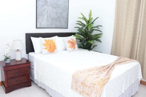 Una cama o camas en una habitación de Lagoon View Estate