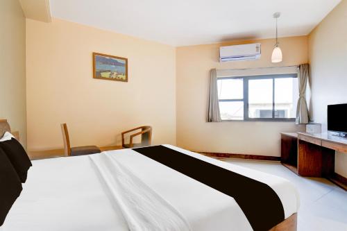 Postel nebo postele na pokoji v ubytování Hotel O Ratna Regency