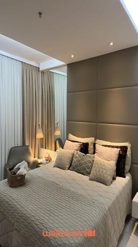a bedroom with a large bed with a large headboard at Suite em Belo Horizonte com Vista e Piscina in Belo Horizonte