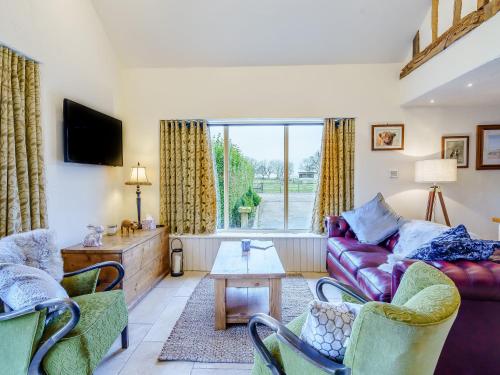 TV a/nebo společenská místnost v ubytování Woodpecker Cottage