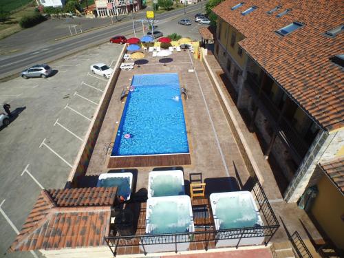 an overhead view of a swimming pool in a parking lot at Conjunto Hotelero La Pasera in Soto de Cangas