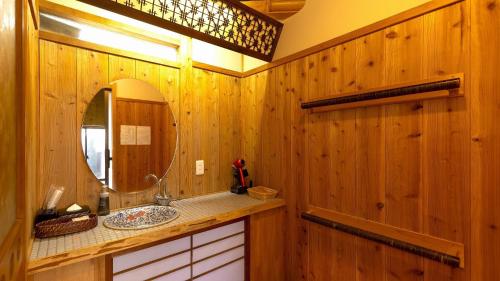 een badkamer met een wastafel en een spiegel bij Kannawa Onsen Zekkei no Yado Sakuratei - Vacation STAY 50724v in Beppu