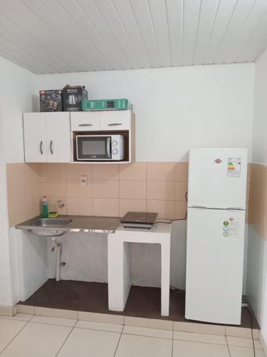 Una cocina o cocineta en Departamento pequeño y comod