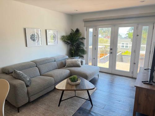 una sala de estar con un sofá y una mesa en Cozy Guesthouse with Modern Appliances & Private Patio, en San Francisco