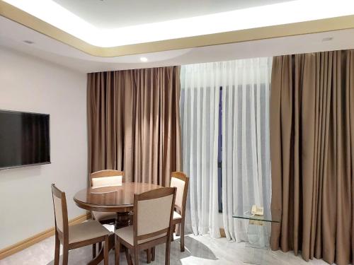 Μια τηλεόραση ή/και κέντρο ψυχαγωγίας στο Gorgeous 1BR in One Euphoria