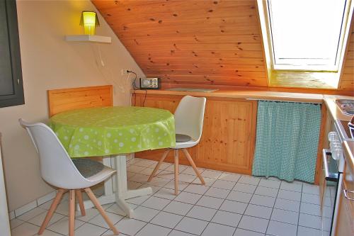 una pequeña cocina con mesa y 2 sillas en Ferienwohnung Endlich Ferien en Waldshut-Tiengen