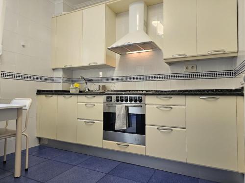 Bright apartment in Parque Etxebarria with parking