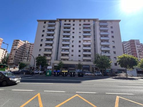 Bright apartment in Parque Etxebarria with parking
