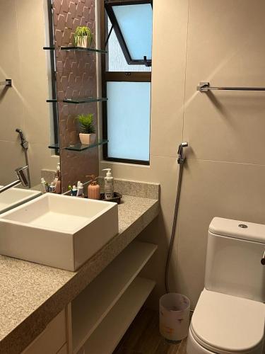a bathroom with a sink and a toilet and a mirror at Refeições inclusa - Polinesia Resort - Porto de Galinhas - Apartamentos com somente 1 opção de Térreo com Piscina Privativa - Acesso ao Hotel Samoa in Porto De Galinhas