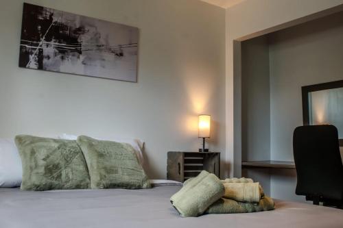 a bedroom with a bed with a lamp on it at Harmonie Boréale - Chambre Privée in Rouyn
