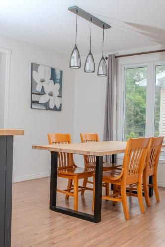 a dining room with a table and chairs at Harmonie Boréale - Chambre Privée in Rouyn