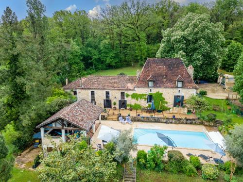 une vue aérienne d'une maison avec piscine dans l'établissement Maison Croix du sud. Chambre Fruits de la Passion, à Saint-Amand-de-Vergt