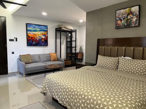 Ένα ή περισσότερα κρεβάτια σε δωμάτιο στο Nalayan Villa Kuala Besut