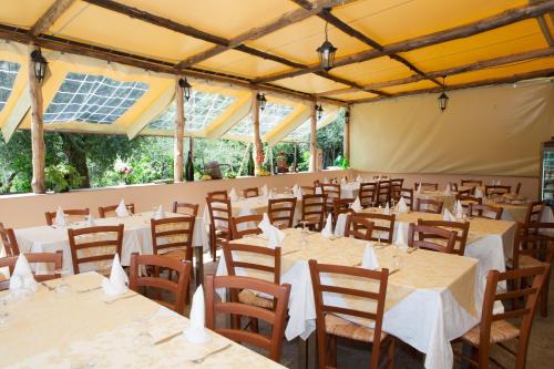 a set up banquet hall with tables and chairs at Agriturismo da Regina in Tramonti