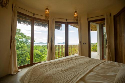 Postel nebo postele na pokoji v ubytování Atalaya Resort El Nido