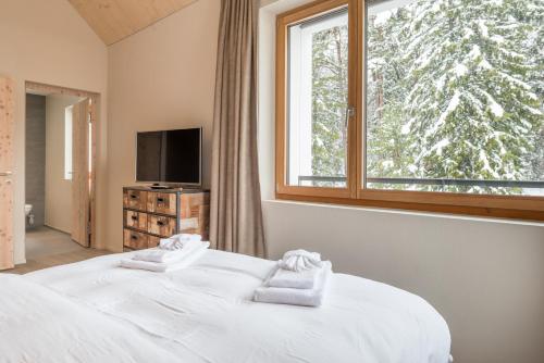 Una cama o camas en una habitación de Edelweiss Waldeck Penthouse