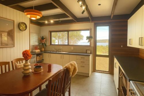 Dapur atau dapur kecil di Sunset Beach Villa - Beach front home situated on the Huon River - Sleeps 8