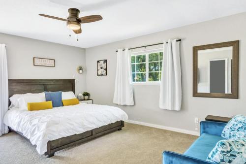 une chambre avec un lit et un ventilateur de plafond dans l'établissement Jacuzzi & Pool House w/Game Room + Fire table, à The Colony