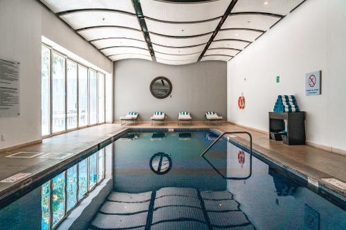 a indoor swimming pool with a pool at Holiday Inn Guadalajara Patria-Universidad by IHG in Guadalajara