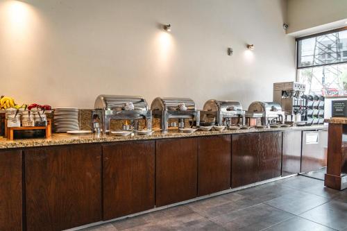 a kitchen with a buffet line with food at Holiday Inn Guadalajara Patria-Universidad by IHG in Guadalajara