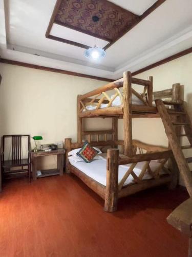 Postel nebo postele na pokoji v ubytování Zhangjiajie Hehua Airport Resort-Free pick-up