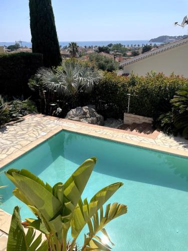 Villa au calme, piscine et vue imprenable