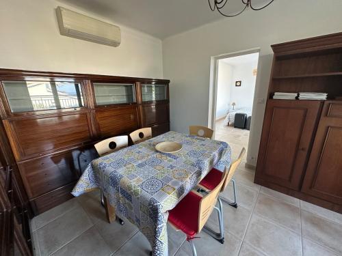 En eller flere senge i et værelse på Villa au calme, piscine et vue imprenable