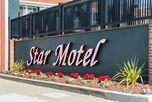 a sign for a star motel on the side of a building at Star Motel in San Francisco