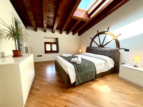 sypialnia z dużym łóżkiem i drewnianą podłogą w obiekcie Casa Vacanze Rachele w mieście Desenzano del Garda
