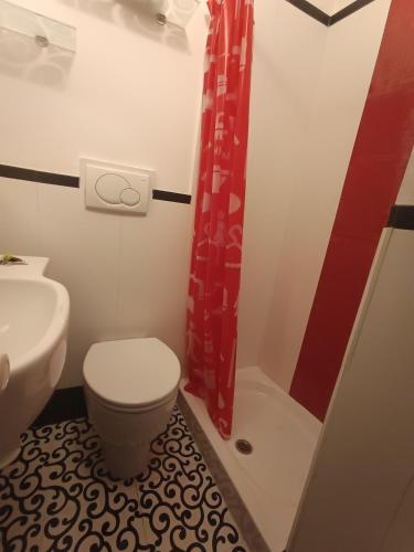 a bathroom with a toilet and a sink at Fuga dalla città in Gavignano