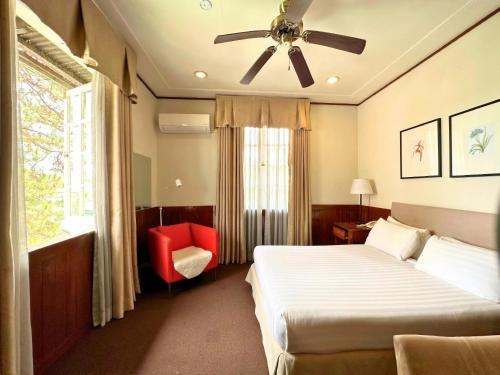 Postel nebo postele na pokoji v ubytování Casa Vallejo Hotel Baguio