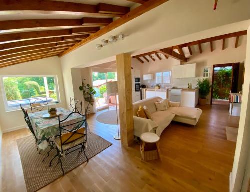 un salon avec un canapé et une table dans l'établissement 1km plage, agréable maison 6 pers classée 3*, à Hendaye