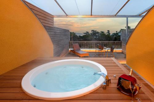d'une baignoire installée sur une terrasse. dans l'établissement Resort Hotel Moana Coast, à Naruto