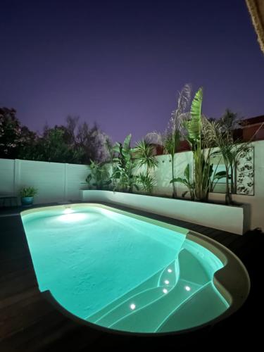 - une piscine au milieu d'un patio dans l'établissement Villa Les Dunes, à Frontignan
