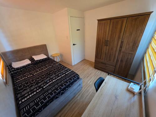 Ένα ή περισσότερα κρεβάτια σε δωμάτιο στο Home in Buhangin