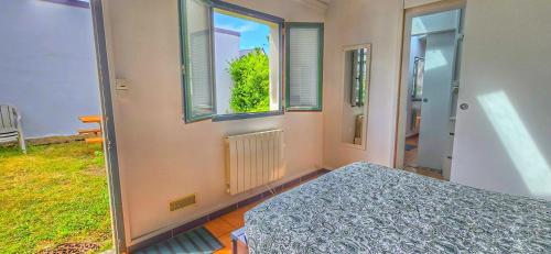 a bedroom with a bed and a window at Maison 2 chambres avec jardin Proche Plage&Port in Quiberon