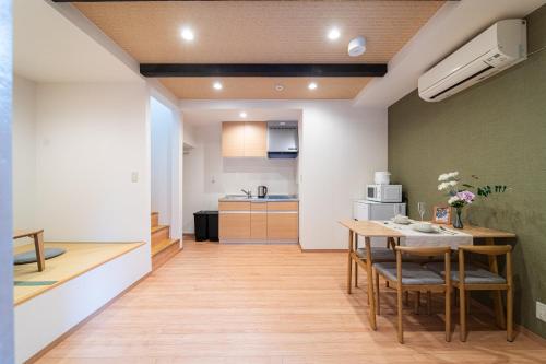 Η κουζίνα ή μικρή κουζίνα στο 夏様小倉町 Convenient house, private house, 5-minute walk from Nijo station