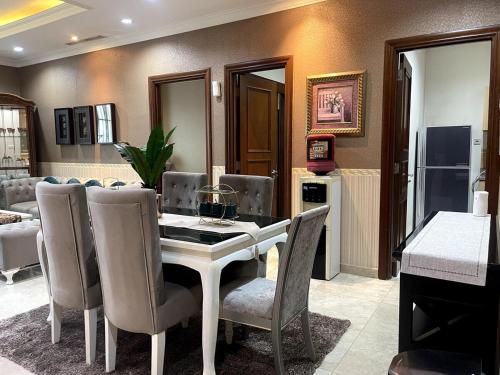 Χώρος καθιστικού στο 2 Bedroom apartment at Senayan