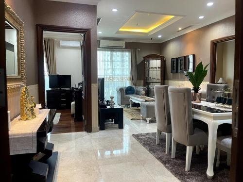 Μια τηλεόραση ή/και κέντρο ψυχαγωγίας στο 2 Bedroom apartment at Senayan