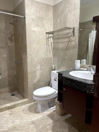 Ένα μπάνιο στο 2 Bedroom apartment at Senayan