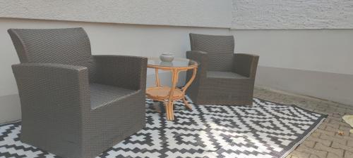 a room with three wicker chairs and a small table at Home sweet Home in Havelberg