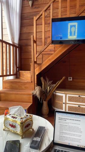 Μια τηλεόραση ή/και κέντρο ψυχαγωγίας στο GR Cabin & Villa Dieng