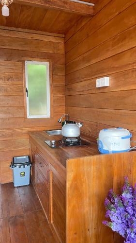 Η κουζίνα ή μικρή κουζίνα στο GR Cabin & Villa Dieng