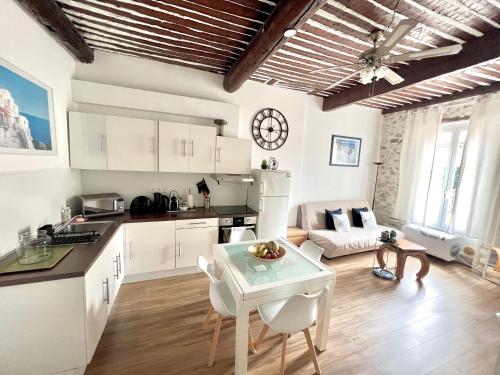 Old Antibes, one bed app, In front of the Port!