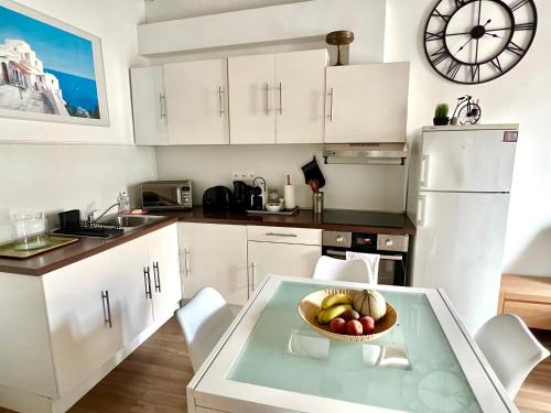 une cuisine avec une table avec un bol de fruits dessus dans l'établissement Old Antibes, one bed app, In front of the Port!, à Antibes