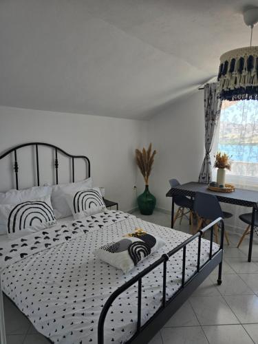 Postel nebo postele na pokoji v ubytování L'infini Sea View apartments Zubovići