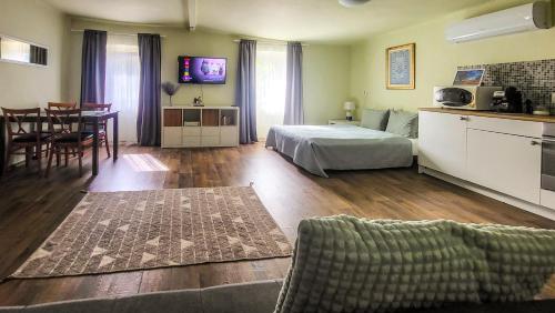 Posteľ alebo postele v izbe v ubytovaní Mi Casa Vendégház - Apartments